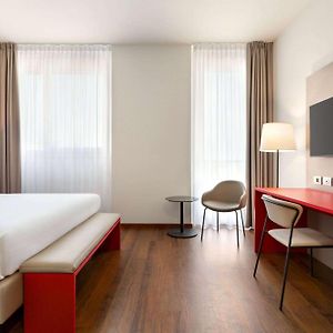 Lounge Plus Room
